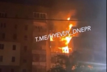 В Новомосковске огонь охватил 3 этажа многоэтажного дома (ВИДЕО)