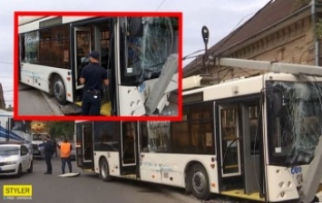 В Кропивницком грузовик влетел в троллейбус с пассажирами (видео)