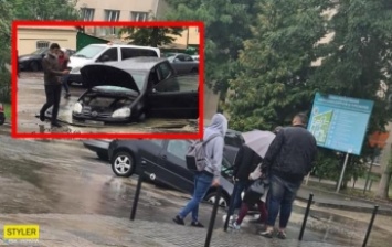 Во Львове автомобиль провалился под асфальт: фото инцидента