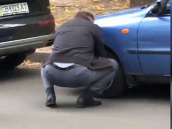 В Чернигове депутат с кулаками набросился на оппонента и повредил несколько авто (видео)