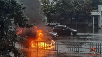 В Днепре возле ТЦ «Наша Правда» сгорел ЗАЗ