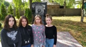 Школьницы на Черниговщине станцевали у памятника павшим на Донбассе воинам: полиция составила админпротоколы (ФОТО, ВИДЕО)