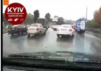 В Киеве водители дерзко нарушили ПДД - расплата была мгновенной: видео