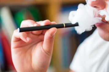 Не покуришь: Рада сделала шаг к запрету продажи е-сигарет до 18 лет