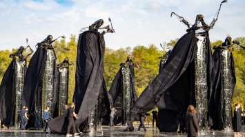 В Киеве в Бабьем Яру хором зазвучали имена расстрелянных в годы Холокоста: в урочище появилась новая инсталляция