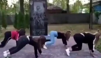 Полиция Черниговщины привлекла к ответственности школьниц, которые танцевали на мемориале воинов АТО