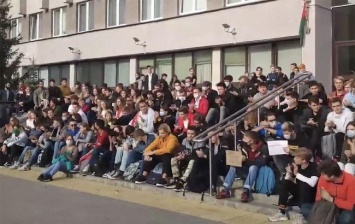 В Беларуси проходят забастовки студентов возле учреждений образования