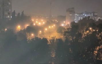 Харьковчане массово жалуются на запах дыма и смог, машины - в пепле