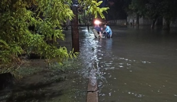 Херсон затопило после сильного ливня: спасатели всю ночь откачивали воду (фото и видео)
