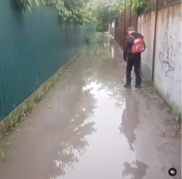 В переулке ул. Белякова после дождей образовывается бассейн