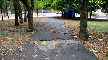 Выбоины и ямы: как выглядит тротуар возле детской площадки в центре Никополя