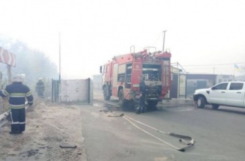 Полыхает огонь, гремят взрывы: пожар добрался до жилых домов в Станице Луганской