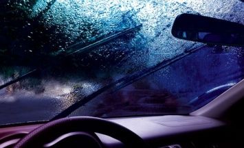 Осень на дорогах: водителям рассказали, как правильно ездить в дождь