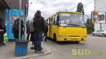 В Киеве водитель маршрутки отказался везти бабушку и вынес ее из транспорта: видео