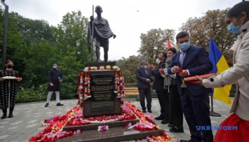 В Киеве открыли памятник Махатме Ганди