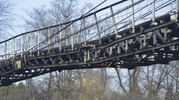 В Ботаническом саду Кривого Рога все еще не отремонтирован "мост влюбленных"