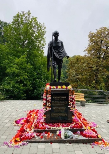 Махатма Ганди и Оазис мира: в Киеве появился новый памятник. Фото и видео