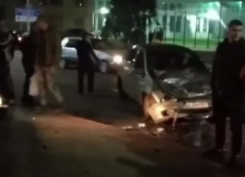 Проклятое место - в Мелитополе Славута вылетела на тротуар после удара Ланоса (видео)