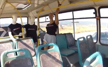 Легковушка врезается в автобус на 208 км/ч (ВИДЕО)
