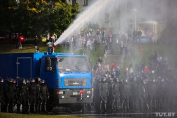 В Минске силовики применили против протестующих водометы