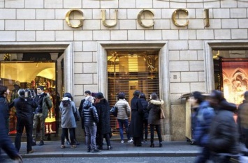 "Всего" 62 тысячи гривен: Gucci предложил мужчинам носить платье в клетку. ФОТО