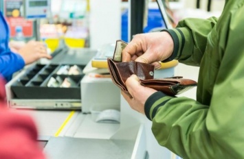В Запорожье в супермаркете покупателю дали сдачу фальшивой сотней (ФОТО)