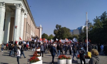 В Бишкеке проходит митинг партий, несогласных с итогами выборов