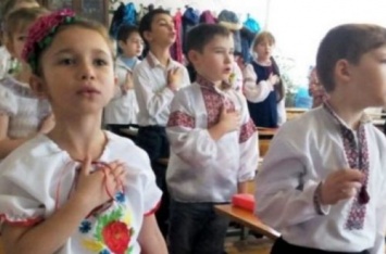 В Киеве школьники сделали рекордный подарок своим учителям: появилось ВИДЕО