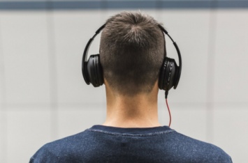 Любители слушать музыку в наушниках попадают в замкнутый круг: предупреждение ученых