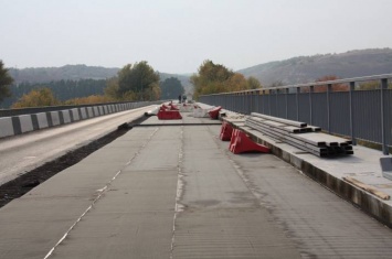 Как ремонтируют мост в Луганской области (фото)