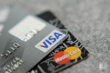 Пользование банковскими картами в Украине могут сделать платным