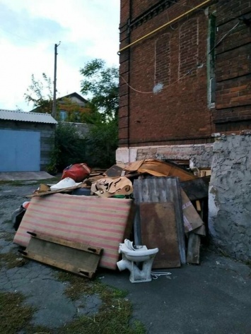 В Мариуполе старинный дом захламили бездомные и забросили коммунальщики, - ФОТО