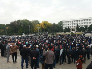 В Кыргызстане признали недействительными результаты выборов. Все детали протестов онлайн