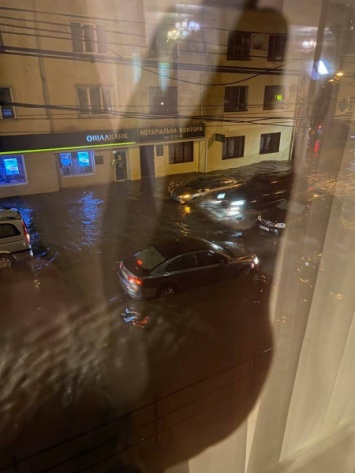 Воды по колено. Появились фото и видео, как улицы и дороги Тернополя затопил ливень