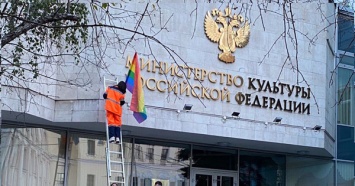 Pussy Riot поздравила Путина с днем рождения ЛГБТ-флагами
