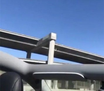 У нового кроссовера Tesla отлетела крыша в первый выезд после покупки