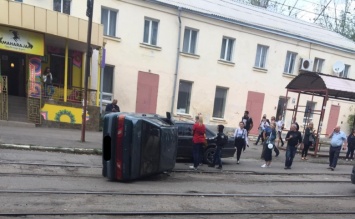 В Николаеве в результате аварии перевернулась иномарка, - ФОТО