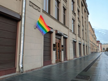 В день рожденье Путина. Участники Pussy Riot вывесили флаги ЛГБТ на зданиях ФСБ и администрации президента