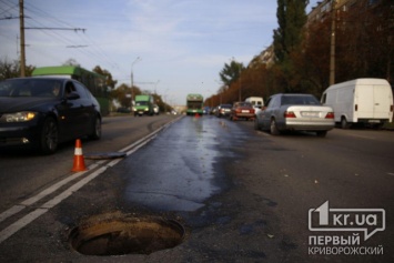 В Кривом Роге автобус наехал на люк и пробил поддон