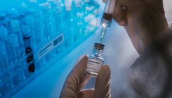 Еврокомиссия утвердила уже третье соглашение о поставках COVID-вакцины