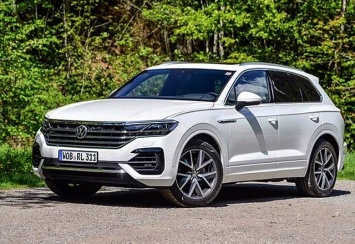 Volkswagen Touareg R сравнили со спорткаром (ВИДЕО)