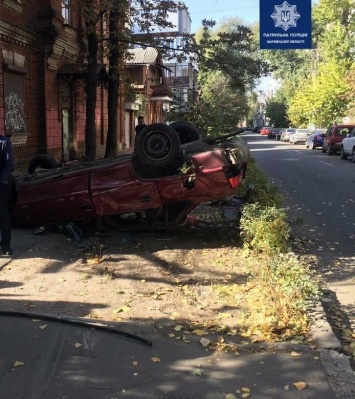 В Харькове столкнулись два легковых авто: одна из машин перевернулась, пять человек в больнице, - ФОТО