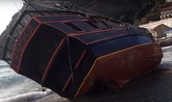 У берегов Крыма произошло кораблекрушение (Видео и фото)