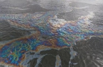 В России в реку вылились сотни литров топлива, введен режим ЧС: фото