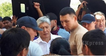 Протесты в Кыргызстане: бывший президент снова задержан, а в столице введен комендантский час