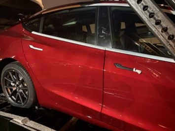 В сети показали модернизированную Tesla Model 3 с темным окном и новой консолью