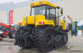 В Украине презентовали новый сверхмощный гусеничный трактор