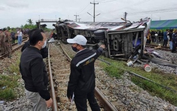 В Таиланде столкнулись поезд и автобус, 17 человек погибли