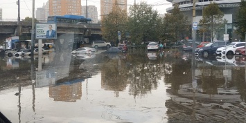 В Днепре автомобили тонут в гигантских лужах (ФОТОФАКТ)