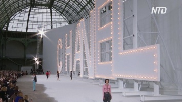 Вуалетки, твид и Голливуд 60-х: показ Chanel в Париже (видео)